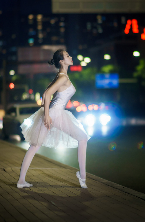 Kaiyun官方登录入口-火箭老将指导年轻队员传授经验心得,火箭前教练去哪了